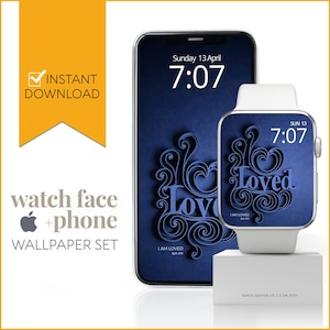 Op de afbeelding: Een blauwe en witte telefoon- en horloge-achtergrondset met het woord "Loved" in een decoratief lettertype. Het telefoonscherm toont de tijd 7:07 en de datum zondag 13 april. De wijzerplaat van het horloge toont de tijd 7:07 en de datum ZO 13. De tekst "I AM LOVED" wordt op beide schermen weergegeven.