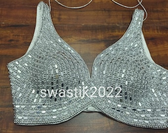 Camicetta da sposa argentata di design, riccamente decorata con perline, realizzata su misura, ideale per cocktail party e matrimoni in stile indiano, top senza maniche per damigelle d'onore.