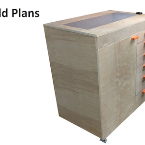 Op de afbeelding: Een licht houten werkbank met een pegboard-blad en vijf laden met oranje handvatten. De werkbank staat op wielen en heeft de tekst "Build Plans" aan de linkerkant.