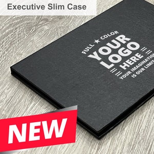 Großbestellung - Business Slim Kartenetui. Schwarzes Leinen-Finish mit matter Laminierung, bereit für Ihr individuelles Logo oder Ihre individuelle Botschaft.