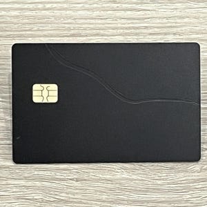 Matzwarte messing metalen kaart - 0,8 mm - verpakt met alle beschikbare technologie - echte EMV-chip - NFC-tag - magnetische gegevensstrip - dik formaat