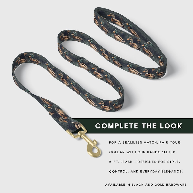 Puede incluir: Una correa para perros de 152 cm con un fondo oscuro y un estampado de patos. La correa tiene un cierre met&aacute;lico de color dorado. El texto "COMPLETE THE LOOK" est&aacute; en la parte inferior de la imagen, junto con texto sobre la correa.