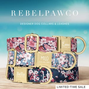 Puede incluir: Tres collares de diseño para perros con estampados florales en rosa, azul y marino. Cada collar tiene una hebilla dorada con el nombre y el número de teléfono de un perro. La marca "REBELPAWCO" está en la parte superior, con "DESIGNER DOG COLLARS & LEASHES" debajo. "LIMITED-TIME SALE" está en la parte inferior.