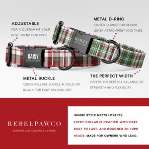 Op de afbeelding: Twee hondenbanden met een rood, groen en wit geruit patroon. De banden hebben zwarte metalen gespen en D-ringen. E&eacute;n band is gemarkeerd met "BAILEY" en de andere met "DAISY", elk met een telefoonnummer. De tekst luidt "VERSTELBAAR", "METALE D-RING", "METALE GESPE".