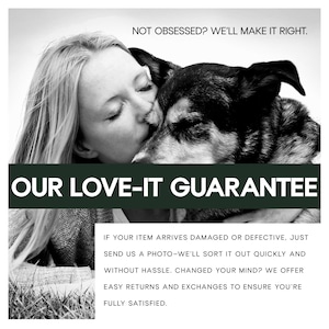 Puede incluir: Imagen en blanco y negro de una mujer besando a un perro. El texto "NOT OBSESSED? WE'LL MAKE IT RIGHT." est&aacute; en la parte superior. Una pancarta verde oscuro muestra "OUR LOVE-IT GUARANTEE". Texto adicional detalla devoluciones e intercambios.