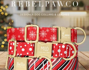Può includere: Tre collari di design per cani con finiture color oro. Il collare superiore è rosso con fiocchi di neve bianchi, quello centrale è rosso con pois bianchi e quello inferiore è rosso con strisce bianche e nere. I collari hanno i nomi Luna, Milo e Bella.