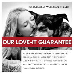 Op de afbeelding: Zwart-wit afbeelding van een persoon die een hond kust. De tekst "OUR LOVE-IT GUARANTEE" staat op een rode banner. Extra tekst beschrijft de tevredenheidsgarantie van het bedrijf, inclusief retourneren en ruilen.