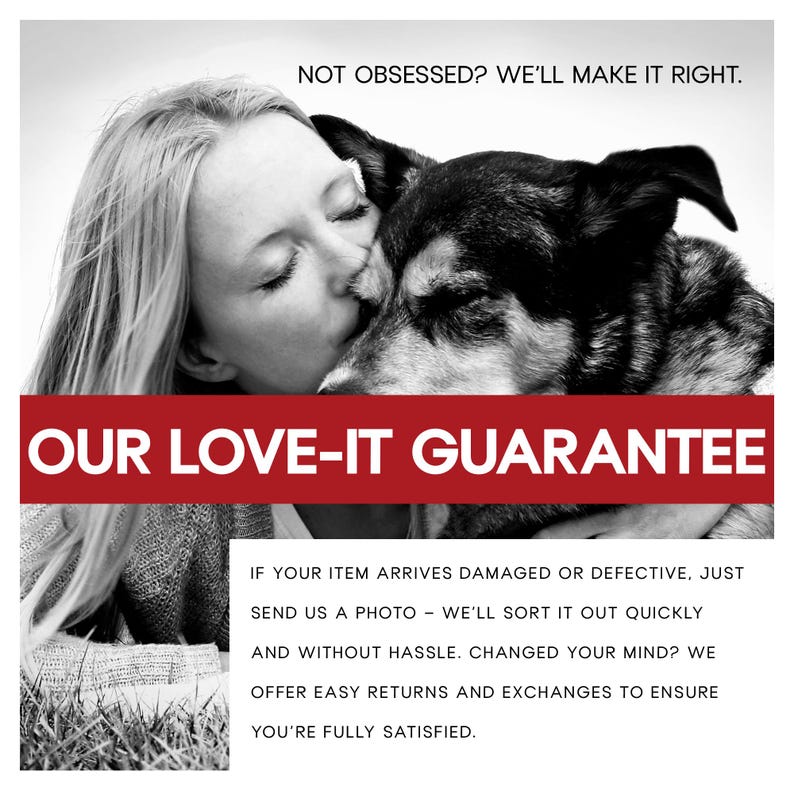 Op de afbeelding: Zwart-wit afbeelding van een persoon die een hond kust. De tekst "OUR LOVE-IT GUARANTEE" staat op een rode banner. Extra tekst beschrijft de tevredenheidsgarantie van het bedrijf, inclusief retourneren en ruilen.