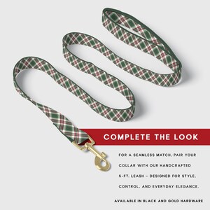 Op de afbeelding: Een groen, rood en wit geruite hondenriem met een goudkleurige sluiting. De riem is ontworpen voor stijl, controle en alledaagse elegantie. De tekst "COMPLETE THE LOOK" wordt weergegeven in een rode banner.