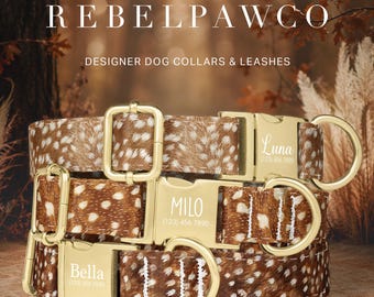 Puede incluir: Tres collares para perro con un patrón de manchas marrones y blancas que recuerda al pelaje de ciervo. Cada collar tiene herrajes de metal dorado, incluyendo un deslizador ajustable, una anilla en D y una hebilla grabada con los nombres Luna, Milo o Bella.