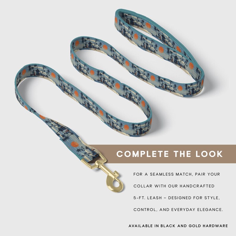 Puede incluir: Una correa para perros con estampado azul y blanco con detalles en naranja y herrajes dorados. La correa mide aproximadamente 152 cm de largo. El texto "COMPLETE THE LOOK" es visible.