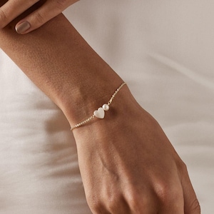 Zierliches Süßwasserperlen Armband mit Perlmutt Herz, Minimalistisches Perlen Armband, Hochzeits Armband, Braut Armband, Brautjungfer Geschenk