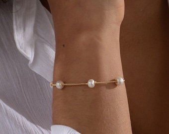 Bracelet de perles minimaliste, bracelet en or Dainty 18K, bracelet de perles d'eau douce, bijoux de mariage, bracelet de mariée, cadeau de demoiselle d'honneur pour elle