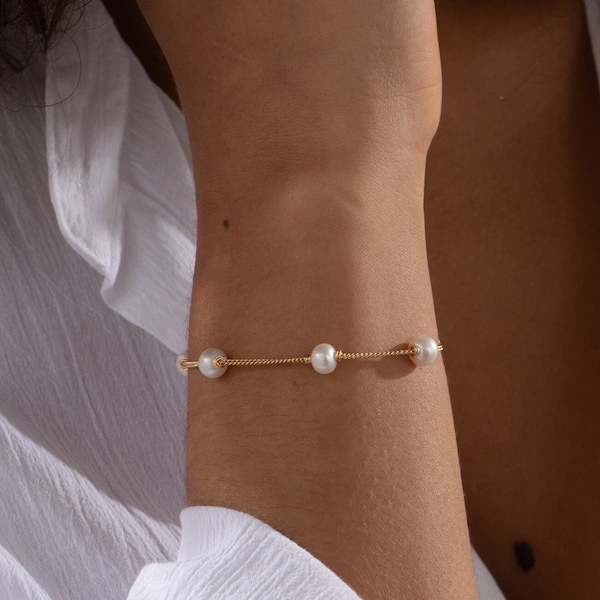 Bracelet de perles minimaliste, bracelet en or Dainty 18K, bracelet de perles d'eau douce, bijoux de mariage, bracelet de mariée, cadeau de demoiselle d'honneur pour elle