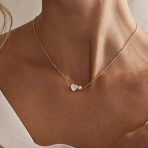 Minimalistische Perle und Herz Halskette, Perlmutt Herz Halskette, Brautjungfer Halskette, Täglich Tragen Halskette, Geschenk für Sie