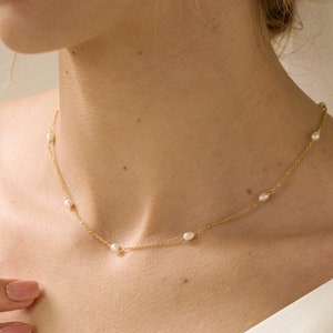 Halskette mit mehreren Perlen, zierlicher minimalistischer Perlen-Choker, Brautjungferngeschenk, Hochzeitshalskette, Geburtstagsgeschenk für Sie, Muttertagsgeschenk Bild 1