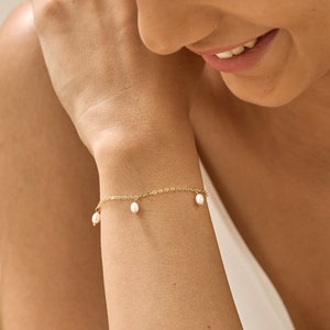 Dangle Minimalist Pearl Bracelet, Gold Freshwater Pearl Bracelet, Everyday Pearl Bracelet, Bridesmaid Bracelet, Christmas Gift for Her
