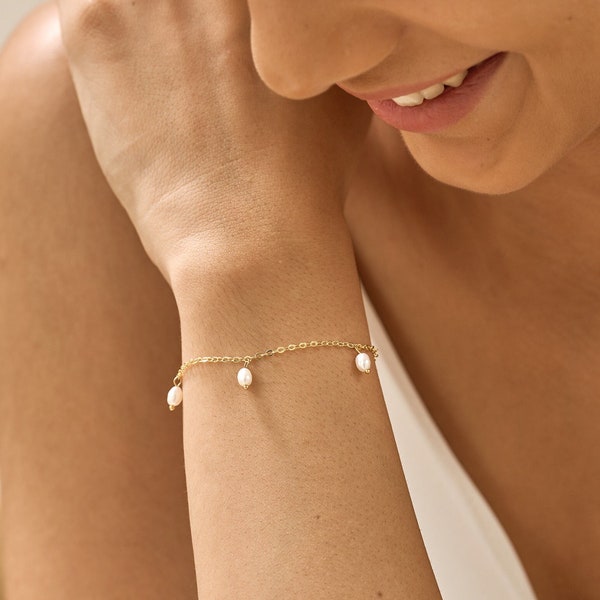 Bracelet de perles minimaliste pendant, bracelet de perles d'eau douce doré, bracelet de perles de tous les jours, bracelet de demoiselle d'honneur, cadeau de Noël pour elle