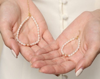 Dainty maman et bébé bracelet de perles, bracelet nouvelle maman, bracelet de perles d'eau douce, cadeau de naissance, cadeau de fête des mères, cadeau de baptême