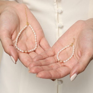 Dainty Mommy and Baby Pearl Bracelet, New Mom Bracelet, Freshwater Pearl Bracelet, Baby Shower Gift, Mothers Day Gift, Baptism Gift