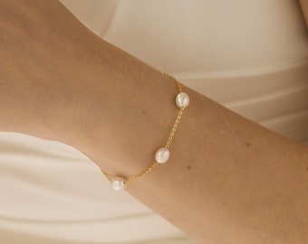 Gold Freshwater Pearl Bracelet, Pearl Bracelet, Dainty Minimalist Pearl Bracelet, Wedding bracelet, Christmas Gift, Bridesmaid Gift