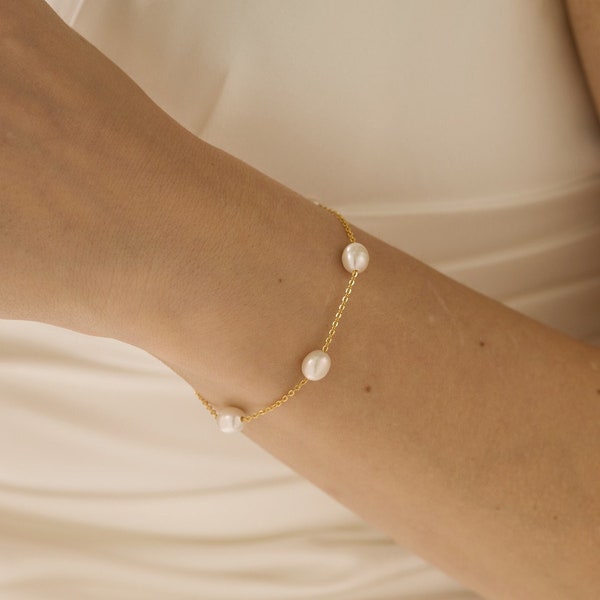 Gold Freshwater Pearl Bracelet, Pearl Bracelet, Dainty Minimalist Pearl Bracelet, Wedding bracelet, Christmas Gift, Bridesmaid Gift