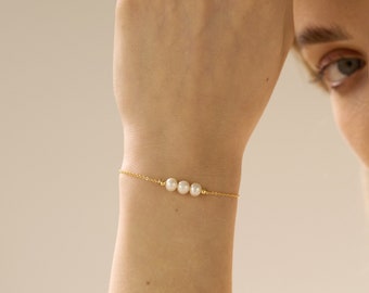 Bracelet de perles d'eau douce Dainty, cadeau de demoiselle d'honneur, bracelet de mariage, bijoux en perles d'or, cadeau d'anniversaire pour elle, bracelet femme