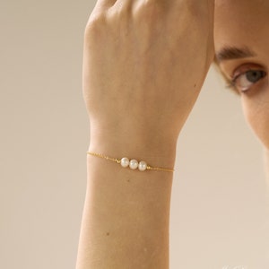 Dainty Freshwater Pearl Bracelet, Bridesmaid Gift, Wedding Bracelet, Gold Pearl Jewelry, Birthday Gift for Her, Women Bracelet
