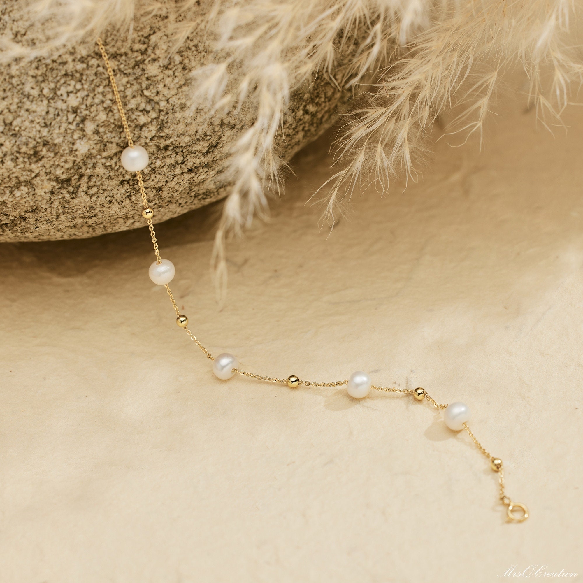 Braccialetto delicato con perle d'acqua dolce singole e onice autentico. Braccialetto con pietre preziose bicolore bianche e nere. Bracciale con ciondolo di perle. - Italia
