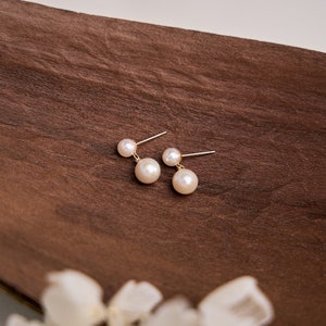 Boucles d'oreilles minimalistes en perles d'eau douce, boucles d'oreilles pendantes en perles, clous d'oreilles en perles d'or, boucles d'oreilles de mariage, boucles d'oreilles de mariée, cadeau de demoiselle d'honneur image 1