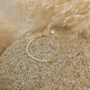 Minimalist Freshwater Pearl Bracelet, Dainty Wedding Bracelet, Bridal Bracelet, Pearl Bracelet, Gold Bracelet, Bridesmaid Gift,Mother's Gift image 3