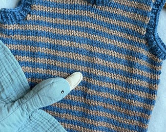 Chaleco infantil de lana tejido a mano, talla 92 – Chaleco suave para bebé con un diseño de rayas clásico, perfecto para primavera y verano.