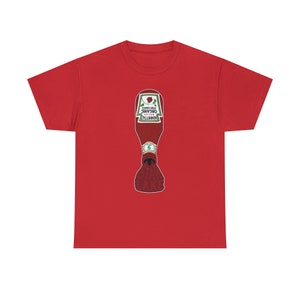 Puede incluir: Camiseta roja con un gráfico de una botella de ketchup. La botella tiene una etiqueta verde con la inscripción "Organic Fish Sauce" y una rosa. La parte inferior de la botella tiene el texto "Star Lake".