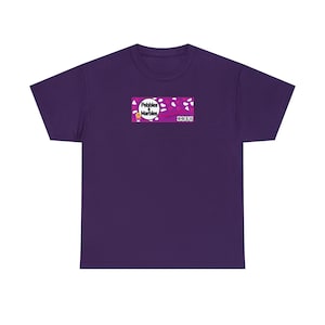 Puede incluir: Camiseta morada con un diseño rectangular. El diseño muestra las palabras "Pebbles & Marbles" en un bocadillo, junto con un patrón de formas blancas y el texto "eone".
