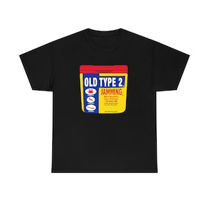 Puede incluir: Camiseta negra con un gráfico de una lata amarilla y azul etiquetada "Old Type 2. Jamming. Merriweather Pest Potion Formula 2lb.  Some great sound for your next 20 years.  Eat with caution, folks."