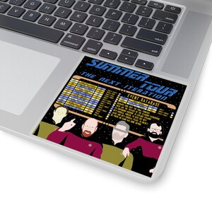 Puede incluir: Una pegatina con un diseño de Star Trek con el texto "Summer Tour - The Next Iteration" y una lista de eventos. La pegatina presenta cuatro personajes en un entorno espacial.