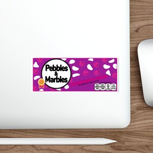 Puede incluir: Una pegatina rectangular con las palabras "Pebbles & Marbles" en un círculo blanco, sobre un fondo morado con formas blancas y rosas. La pegatina también incluye texto sobre una gira de verano.