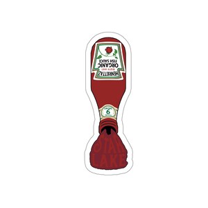 Puede incluir: Una pegatina con una botella roja de salsa de pescado orgánica Henrietta'z. La etiqueta incluye una rosa y el texto "EST. 1983". La parte inferior de la botella dice "STAR LAKE". La pegatina tiene un borde blanco.