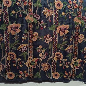 Luxe Accent Kashmir Crewel Fabric - Mitternachtsschwarzer Samt mit lebendiger Blumenstickerei