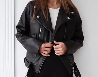 フェイクレザーベルトジャケット ブラックフェイクレザーバイカージャケット |ベルトと裏地付きロング