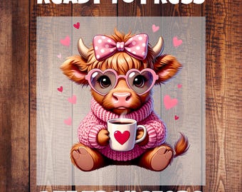 Pode incluir: Gráfico digital de uma vaca usando óculos em forma de coração, um laço rosa e um suéter rosa, segurando uma caneca com um coração. As palavras "READY TO PRESS" e "DTF TRANSFERS" estão na parte superior e inferior.