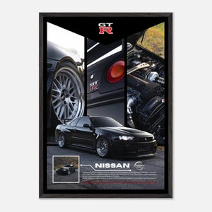 Könnte beinhalten: Gerahmtes Poster eines schwarzen Nissan GT-R. Das Poster zeigt Detailaufnahmen des Autos, einschließlich der Räder, des Rücklichts und des Motors. Das Nissan-Logo und das GT-R-Emblem sind deutlich sichtbar. Das Poster ist in einem schwarzen Rahmen.
