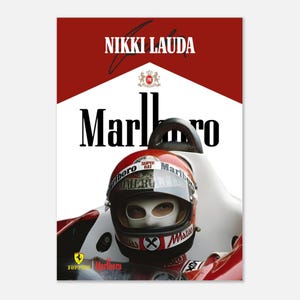 Peut inclure: Affiche avec un casque de course et le nom "Nikki Lauda" au-dessus du mot "Marlboro". Le casque est rouge, blanc et noir avec le logo Marlboro. Le fond est blanc et rouge.