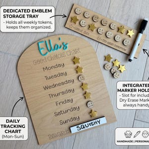 Puede incluir: Un tablero de buenas elecciones de madera con el nombre "Ella's" en color turquesa. El tablero incluye un gr&aacute;fico de seguimiento diario, fichas de estrella dorada y una bandeja de almacenamiento de emblemas dedicada. Se incluye un marcador de borrado en seco.