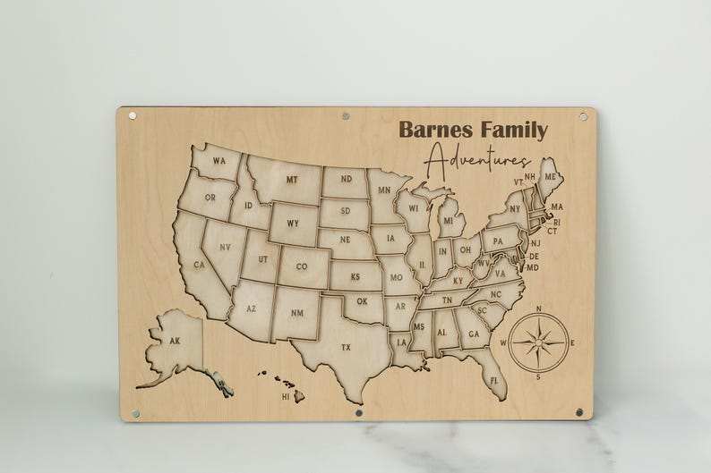 Może przedstawiać: Drewniana mapa Stan&oacute;w Zjednoczonych z konturami stan&oacute;w i r&oacute;żą wiatr&oacute;w. Tekst "Barnes Family Adventures" znajduje się nad mapą. Mapa jest wykonana z jasnego drewna i ma prostokątny kształt.