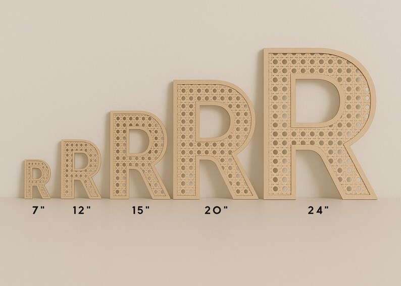 K&ouml;nnte beinhalten: F&uuml;nf Holzdekorationen in Form des Buchstabens "R" in verschiedenen Gr&ouml;&szlig;en, von 17,8 cm bis 61 cm, mit einem gewebten Rohrdesign in der Mitte. Die Buchstaben sind hellbraun vor neutralem Hintergrund.