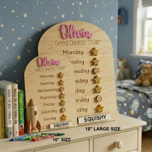 Puede incluir: Tabla de recompensas de madera "Good Choices Chart" para ni&ntilde;os, con el nombre "Olivia" en rosa. La tabla incluye los d&iacute;as de la semana, estrellas y la palabra "Squishy". Disponible en tama&ntilde;os de 25.4 cm y 45.7 cm.