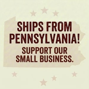 Może przedstawiać: Beżowe tło z tekstem "SHIPS FROM PENNSYLVANIA! SUPPORT OUR SMALL BUSINESS." w kolorze ciemnoczerwonym. Kontur Pensylwanii znajduje się za tekstem, z pięcioma jasnoczerwonymi gwiazdami.