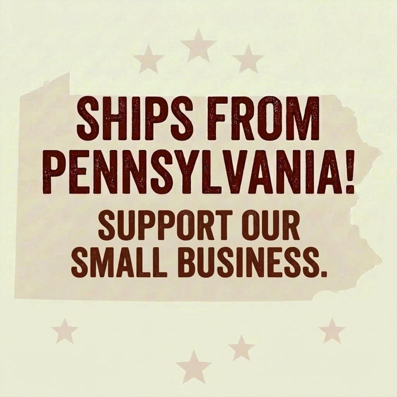 Może przedstawiać: Beżowe tło z tekstem "SHIPS FROM PENNSYLVANIA! SUPPORT OUR SMALL BUSINESS." w kolorze ciemnoczerwonym. Kontur Pensylwanii znajduje się za tekstem, z pięcioma jasnoczerwonymi gwiazdami.
