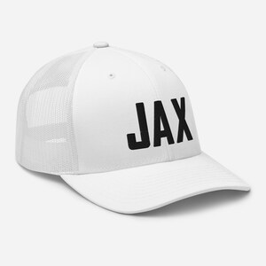 Puede incluir: Gorra de camionero blanca con una malla negra en la parte posterior y la palabra "JAX" en letras negras en la parte delantera.